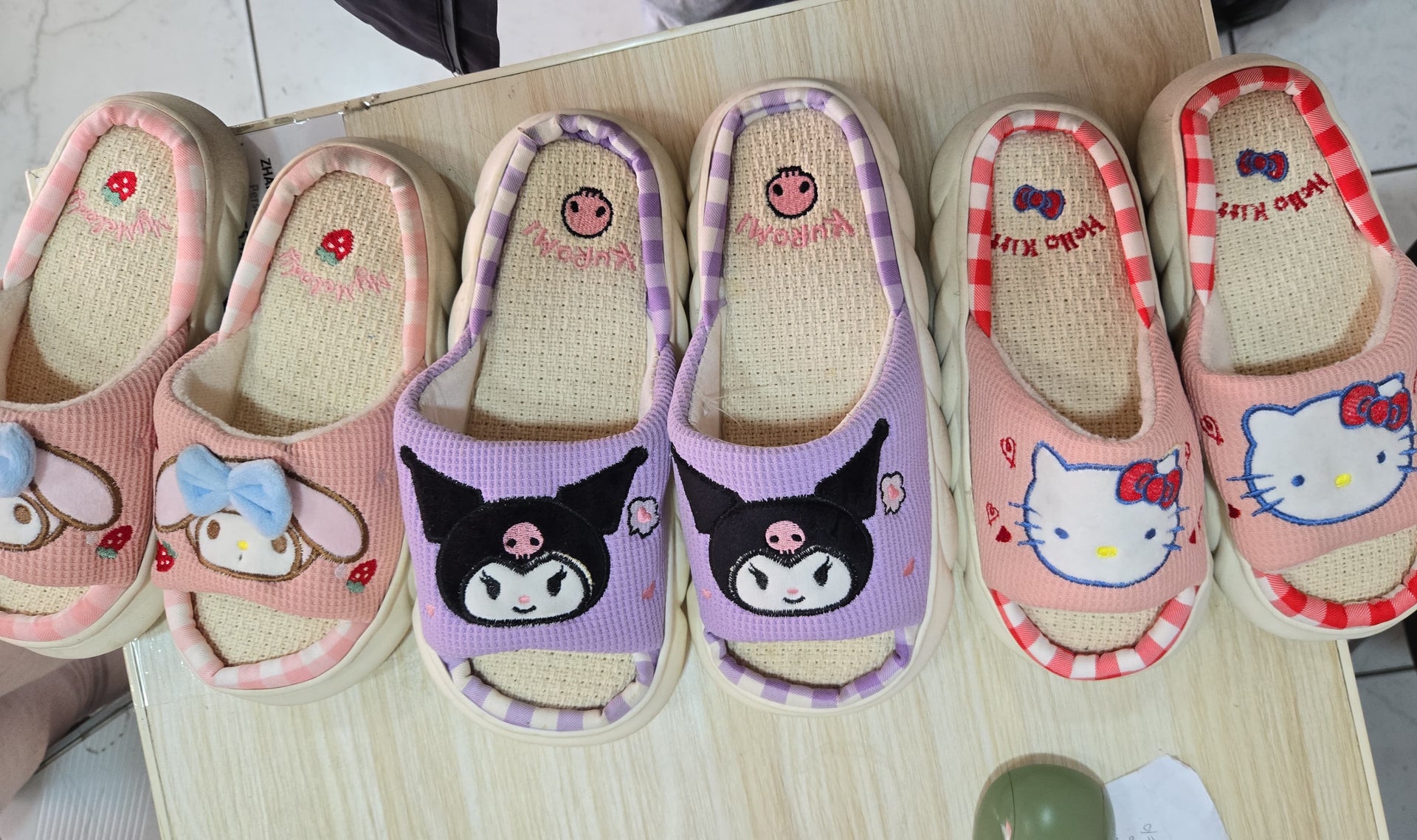 4002/02 - $90 pantufla lino sanrio #3-6 (caja con 48 pares)