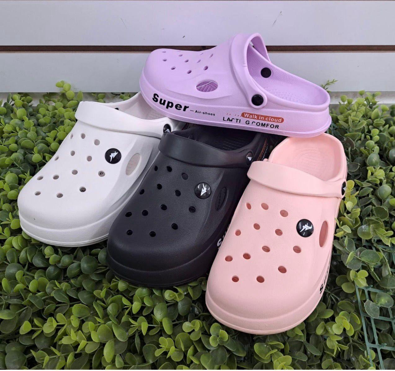 007W - $70 crocs dama (48 pares)