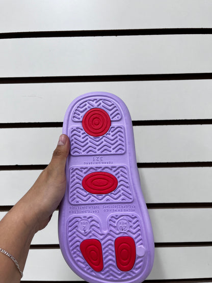 321A1 NINA - $65 por par (Caja con 60 pares) Huntrix kpop chanclas infantiles