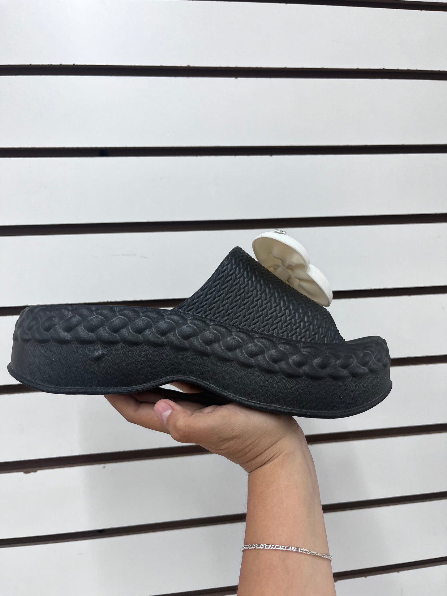 239 - $80 SANDALIAS COLORES CON MOÑO Y PLATAFORMA DAMA (Caja con 60 pares) #3-6