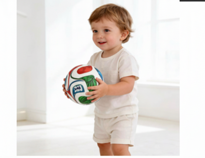 LU 99052 $8 CU (Caja con 720 piezas) Bañon de futbol infantil de la Copa Mundial de la FIFA 2026 
con diseño de dibujos animados, Fabricado en PU.de alta elasticidad, 6.3cm. Mezcla de colores de imagen