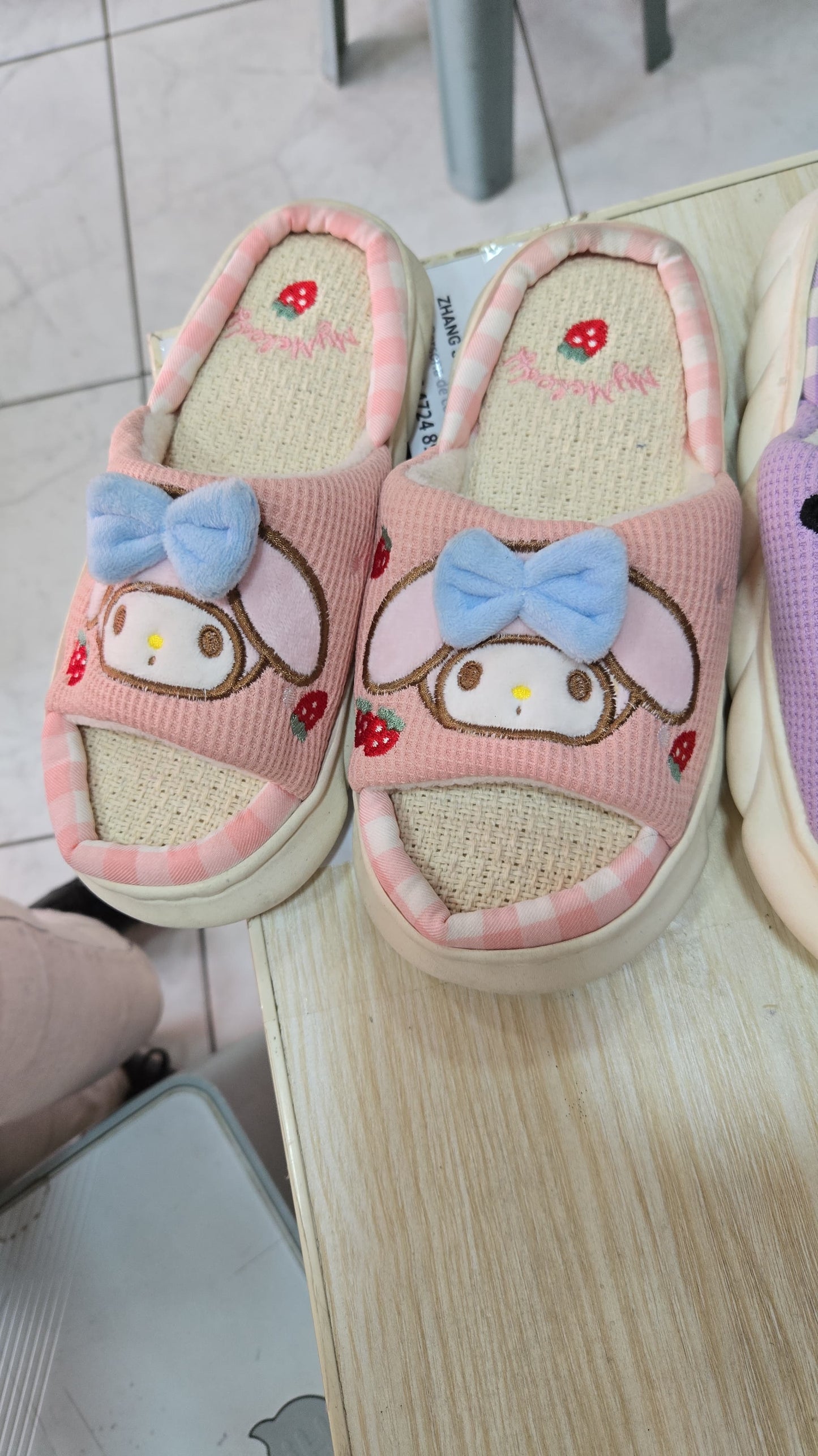 4002/02 - $90 pantufla lino sanrio #3-6 (caja con 48 pares)