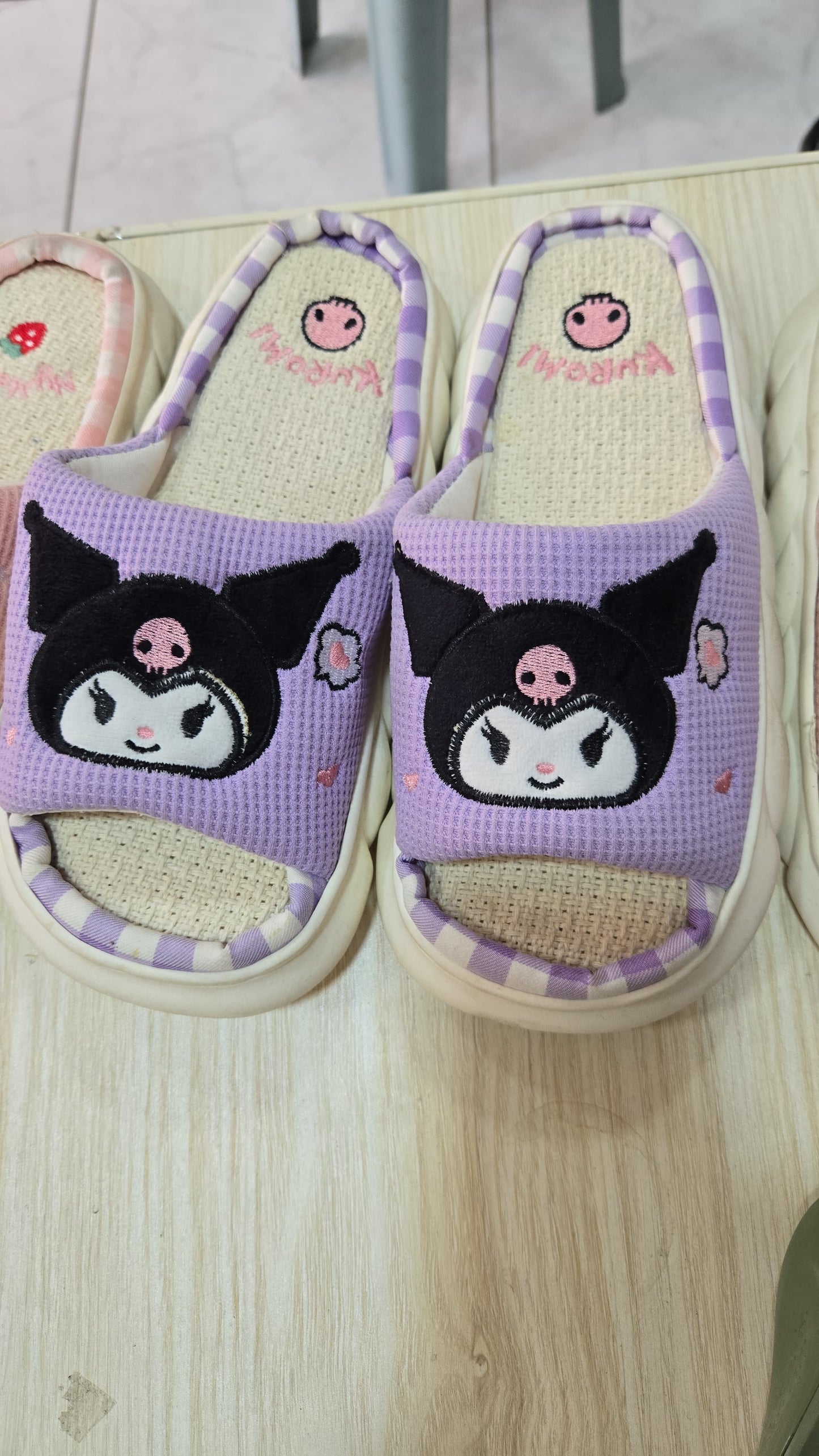 4002/02 - $90 pantufla lino sanrio #3-6 (caja con 48 pares)