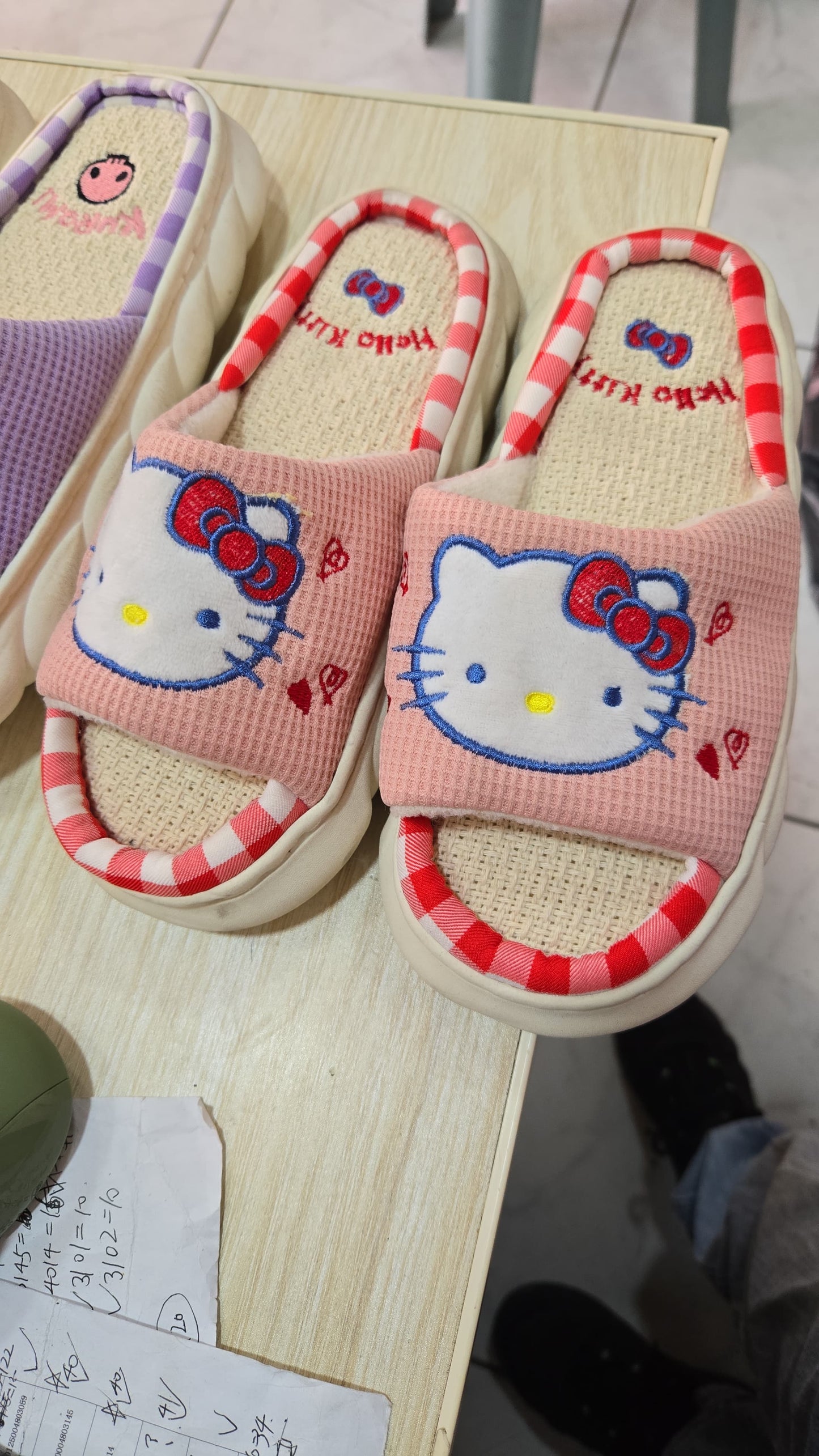 4002/02 - $90 pantufla lino sanrio #3-6 (caja con 48 pares)